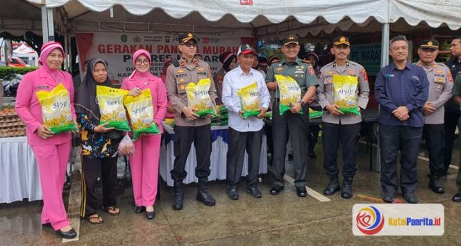
 Asisten II Setdakab Kukar, Ahyani Fadinanur Diani, bersama Wakapolres Kukar, Kompol M. Aldy Harjasatya dan Dandim 0906 Kukar, Letkol (CZI) Damai Adi Setiawan serta jajaran Forkopimda Kukar, meninjau kegiatan Gerakan Pangan Murah (GPM) di Taman Creative Park Tenggarong. (Foto Dok: Humas Polres Kukar)