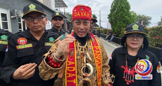 
 Panglima Besar Komando Pertahanan Adat Dayak Kalimantan dan Panglima Besar Laskar Mandau Adat Kalimantan Bersatu Lintas Suku Lintas Agama, Rudolf, saat memberikan keterangan persnya kepada sejumlah awak media, Senin (25/8/2025). (Fairuzzabady/KutaiPanrita.id)