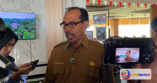 
 Kepala Dinas Pertanian dan Peternakan (Distanak) Kabupaten Kutai Kartanegara (Kukar), Muhammad Taufik, memberikan keterangan terkait rapat teknis penyuluh pertanian se-Kukar kepada awak media, yang berlangsung di Ballroom Hotel Grand Elty Singgasana Tenggarong, Selasa (19/8/2025). (Indirwan/Fairuzzabady/KutaiPanrita.id)