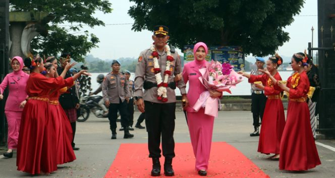 
 Upacara penyambutan Kapolres Kutai Kartanegara (Kukar) yang baru, AKBP Khairul Basyar, bersama istri, Bella Khairul, dengan sambutan tari selamat datang oleh salah satu Sanggar Seni yang ada di Kutai Kartanegara, Rabu (27/8/2025) (Foto. Dok: Humas Polres Kukar)