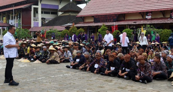 
 Bupati Kutai Kartanegara (Kukar), Aulia Rahman Basri, memberikan arahan dan motivasi kepada ratusan mahasiswa baru Universitas Kutai Kartanegara (Unikarta) Tahun Akademik 2025/2026 pada kegiatan Pengenalan Kehidupan Kampus Mahasiswa Baru (PKKMB) yang berlangsung di halaman kampus Unikarta, Tenggarong, Rabu (27/8/2025). (Foto. Dok: www.kukarpaper)
