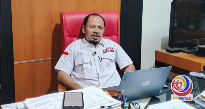 
 Plt. Sekretariat Dinas Pendidikan dan Kebudayaan Kutai Kartanegara, Pujianto, saat memberikan keterangan pers kepada awak media, terkait Perpanjang Pendaftaran Beasiswa hingga 20 September 2025, Kamis (4/9/2025). (Indirwan/Fairuzzabady/KutaiPanrita.id)
