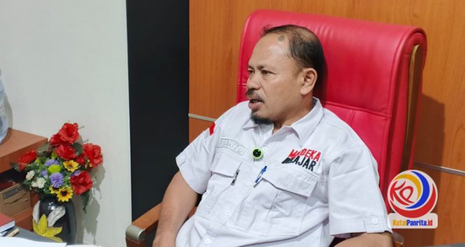 
 Plt. Sekretariat Dinas Pendidikan dan Kebudayaan Kutai Kartanegara, Pujianto, saat memberikan keterangan pers kepada awak media, terkait Ketertiban Laporan Aset 600 Sekolah , Kamis (4/9/2025). (Indirwan/Fairuzzabady/KutaiPanrita.id)