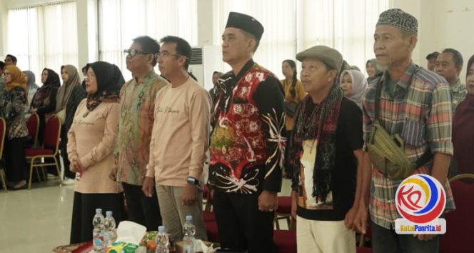 
 Kabid Kebudayaan Dinas Pendidikan dan Kebudayaan Kutai Kartanegara, Puji Utomo, bersama seniman Kukar saat menghadiri Festival Tunas Bahasa Ibu (FTBI) 2025 tingkat Kabupaten, Kamis (4/9/2025). (Indirwan/Fairuzzabady/KutaiPanrita.id)