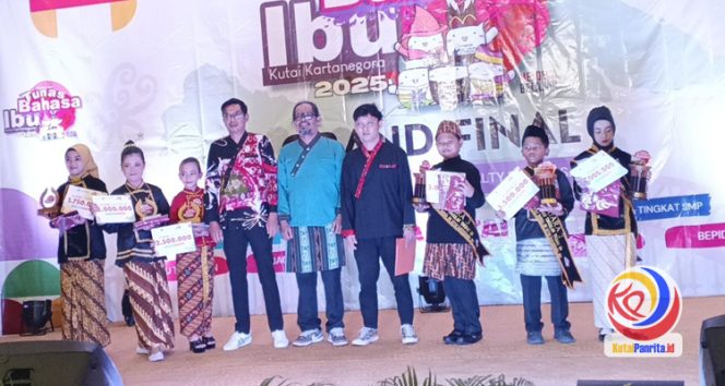 
 Foto bersama pemenang lomba Festival Tunas Bahasa Ibu (FTBI) 2025, yang digelar oleh Dinas Pendidikan dan Kebudayaan Kutai Kartanegara, Sabtu (6/9/2025). (Indirwan/Fairuzzabady/KutaiPanrita.id)