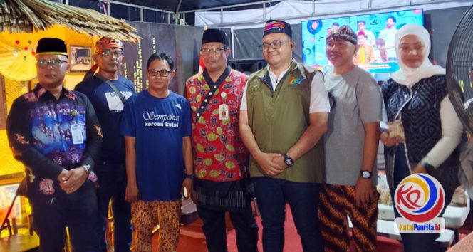 
 Bupati Kutai Kartanegara Aulia Rahman Basri didampangi Kepala Dinas Pendidikan dan Kebudayaan Kukar Thauhid Afrilian Noor, foto bersama di Salah Satu Stan Ekspo Erau 2025. (Indirwan/Fairuzzabady/KutaiPanrita.id)