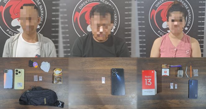 
 Tiga pelaku penyalahgunaan narkotika yang diamankan Satresnarkoba Polres Kukar bersama barang bukti. (Foto: Dok. Satresnarkoba Polres Kukar)