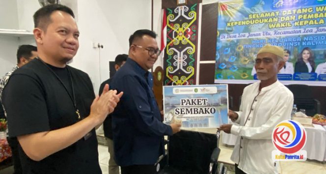 
 Bupati Kutai Kartanegara dr. Aulia Rahman Basri, M.Kes, didampangi Kepala Perwakilan BKKBN Kaltim dr. Nurizky Permanajati, menyerahkan bantuan paket sembako kepada perwakilan Lansia di Desa Loa Janan Ulu, Kecamatan Loa Janan, Sabtu (30/8/2025). (Indirwan/Fairuzzabady/KutaiPanrita.id)