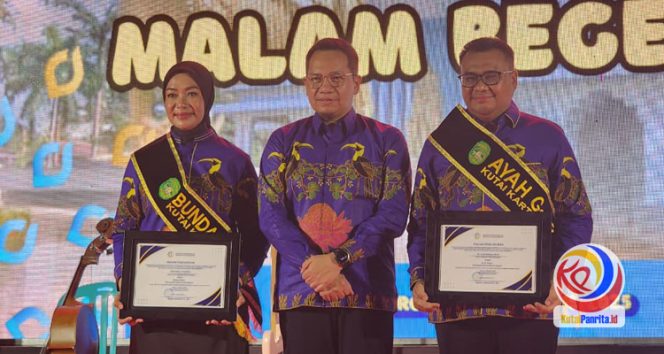 
 Bupati Kukar Aulia Rahman Basri dan Ketua TP PKK Kukar Andi Deescha Pravidhia Aulia dianugerahi penghargaan Ayah dan Bunda Genre pada rangkaian puncak Harganas ke-32 yang dipusatkan di Kutai Kartanegara, Sabtu (30/8/2025) malam. (M. Fikri Khairi/Fairuzzabady/KutaiPanrita.id)