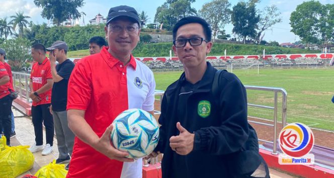 
 Asisten III Setkab Kukar, Dafip Haryanto, menyerahkan satu buah bola kepada tim sepak bola Kecamatan Muara Muntai, yang berpartisipasi dalam event turnamen Bupati Cup 2025, di Stadion Rondong Demang Tenggarong, Senin (1/9/2025). (Fairuzzabady/KutaiPanrita.id)