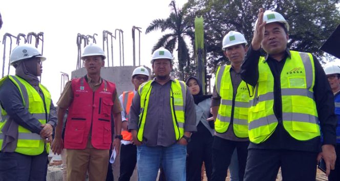 
 Ketua DPRD Kutai Kartanegara (Kukar) Ahmad Yani bersama unsur pimpinan dewan meninjau langsung progres pembangunan jembatan pendamping Jembatan Besi di Jalan Kartini, Tenggarong, Selasa (2/9/2025). (Foto. Dok: mmbse)
