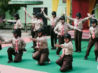 Penampilan Eskul Pramuka Pada Acara Pelepasan Siswa-siswi kelas IX angkatan ke 37 SMP Negeri 1 Sebulu. (Indirwan/Fairuzzabady/KutaiPanrita.id)