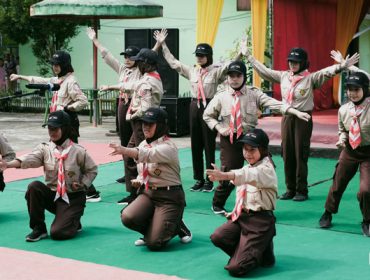 Penampilan Eskul Pramuka Pada Acara Pelepasan Siswa-siswi kelas IX angkatan ke 37 SMP Negeri 1 Sebulu. (Indirwan/Fairuzzabady/KutaiPanrita.id)