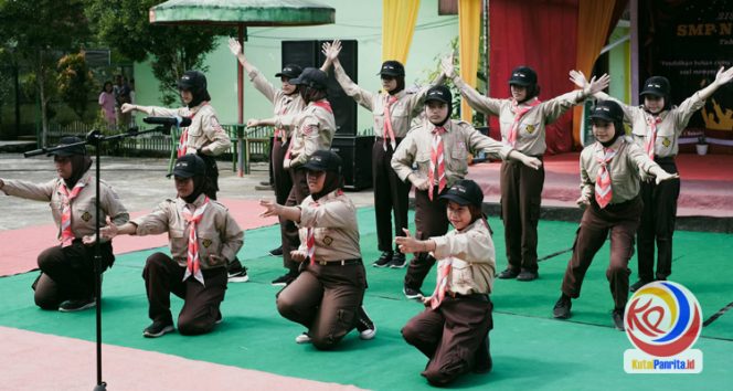 
 Penampilan Eskul Pramuka Pada Acara Pelepasan Siswa-siswi kelas IX angkatan ke 37 SMP Negeri 1 Sebulu. (Indirwan/Fairuzzabady/KutaiPanrita.id)