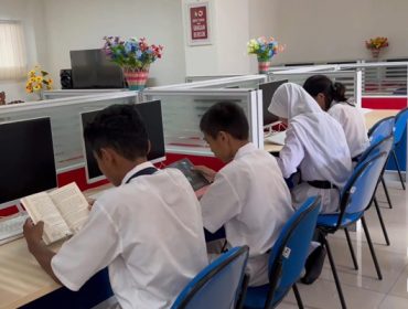 Aktivitas Siswa-siswi di Perpustakaan SMP Negeri 1 Tenggarong. (Indirwan/Fairuzzabady/KutaiPanrita.id)