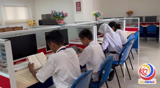 Aktivitas Siswa-siswi di Perpustakaan SMP Negeri 1 Tenggarong. (Indirwan/Fairuzzabady/KutaiPanrita.id)