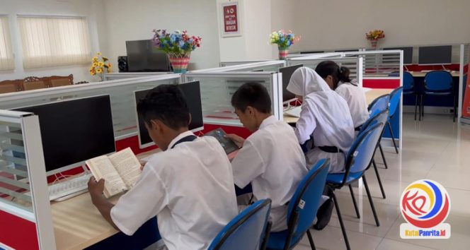 
 Aktivitas Siswa-siswi di Perpustakaan SMP Negeri 1 Tenggarong. (Indirwan/Fairuzzabady/KutaiPanrita.id)