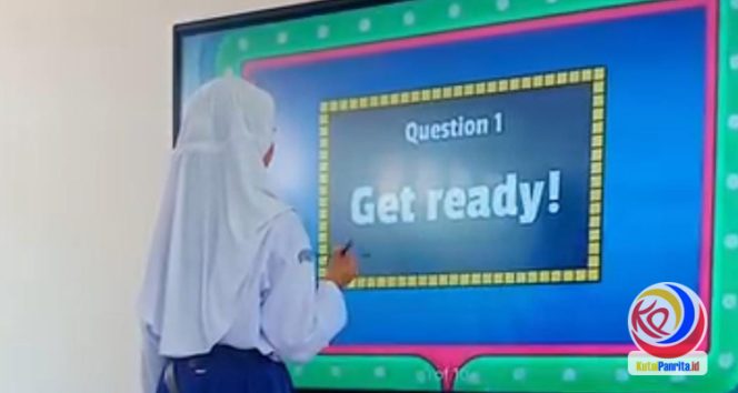 
 Penggunaan Perangkat Digital dalam Proses Belajar Mengajar SMPN 8 Muara Badak. (Indirwan/Fairuzzabady/KutaiPanrita.id)