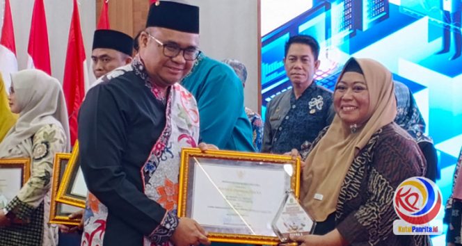 
 Penyerahan Penghargaan Oleh Bupati Kukar, Aulia Rahman Basri Kepada Kepala SMPN 3 Tenggarong. (Indirwan/Fairuzzabady/KutaiPanrita.id)