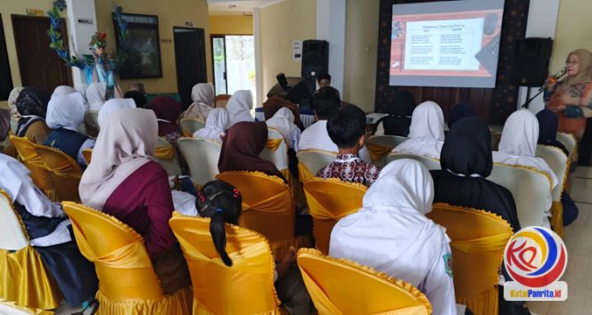 
 Puluhan siswa-siswi SMP dari berbagai sekolah di Kukar, didampingi guru masing-masing, mengikuti Workshop Sastra Lisan yang digelar oleh Dinas Pendidikan dan Kebudayaan Kabupaten Kutai Kartanegara. (Indirwan/Fairuzzabady/KutaiPanrita.id)