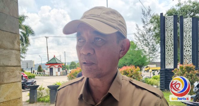 
 Kepala Bidang Kebudayaan Dinas Pendidikan dan Kebudayaan Kabupaten Kutai Kartanegara, Puji Utomo memberikan keterangan pers kepada sejumlah awak media. (Indirwan/Fairuzzabady/KutaiPanrita.id)