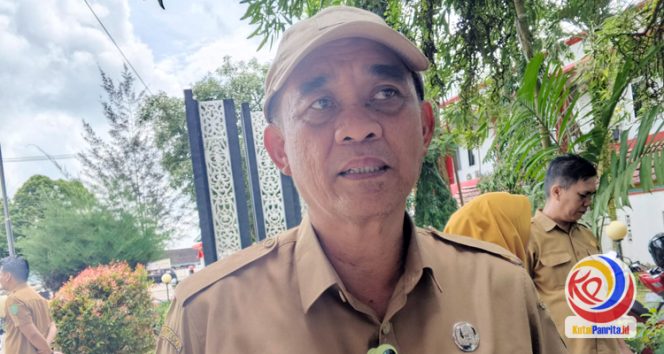 
 Kepala Bidang Kebudayaan Dinas Pendidikan dan Kebudayaan Kabupaten Kutai Kartanegara, Puji Utomo memberikan keterangan pers kepada sejumlah awak media. (Indirwan/Fairuzzabady/KutaiPanrita.id)