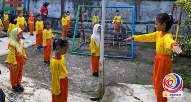 
 Aktivitas anak-anak PAUD Dahlia Loa Kulu di halaman sekolah. (Indirwan/Fairuzzabady/KutaiPanrita.id)
