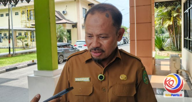 
 Plt. Sekretaris Disdikbud Kukar, Pujianto, memberikan keterangan pers kepada awak media. (Indirwan/Fairuzzabady/KutaiPanrita.id)