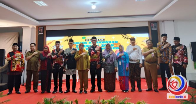 
 Kepala Bidang Kebudayaan Dinas Pendidikan dan Kebudayaan Kutai Kartanegara, Puji Utomo, didampingi Pamong Budaya Ahli Muda Bidang Cagar Budaya Disdikbud Kukar sekaligus Ketua Panitia PKD 2025, M. Saidar, berfoto bersama para tamu undangan usai pembukaan kegiatan Pekan Kebudayaan Daerah (PKD) 2025. (Indirwan/Fairuzzabady/KutaiPanrita.id)
