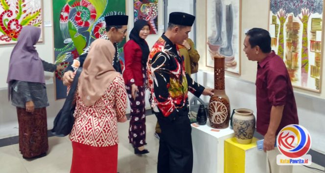 
 Kepala Bidang Kebudayaan Dinas Pendidikan dan Kebudayaan Kutai Kartanegara, Puji Utomo, meninjau salah satu stand pameran dalam rangkaian kegiatan Pekan Kebudayaan Daerah (PKD) 2025 yang berlangsung di Gedung Serapo, Tenggarong. (Indirwan/Fairuzzabady/KutaiPanrita.id)