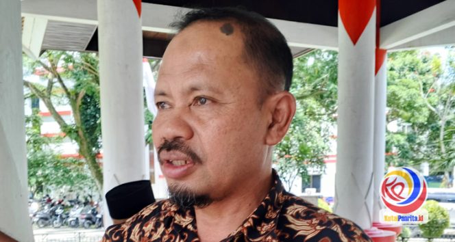 
 Plt. Sekretaris Disdikbud Kukar, Pujianto, saat memberikan keterangan pers kepada awak media. (Indirwan/Fairuzzabady/KutaiPanrita.id)