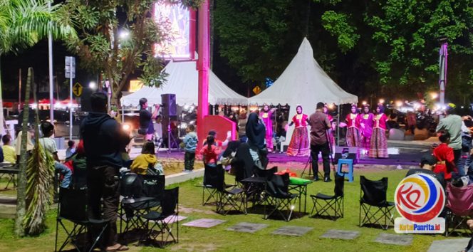 
 Pelajar Kukar tampil dalam ajang Ekspresi Budaya Tradisional 2025 di Taman Titik Nol Tenggarong. (Indirwan/Fairuzzabady/KutaiPanrita.id)