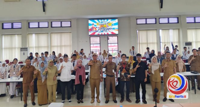 
 Peserta Workshop Festival Film Dokumenter Pelajar 2025 berfoto bersama Kepala Bidang Kebudayaan Disdikbud Kukar, Puji Utomo dan para tamu undangan usai pembukaan kegiatan di Gedung Serbaguna Disdikbud Kukar. (Indirwan/Fairuzzabady/KutaiPanrita.id)