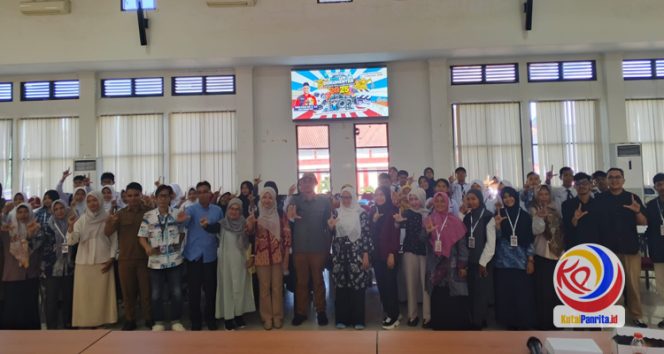 
 Peserta Workshop Festival Film Dokumenter Pelajar 2025 berfoto bersama Kepala Bidang Kebudayaan Disdikbud Kukar dan para tamu undangan usai penutupan kegiatan di Gedung Serbaguna Disdikbud Kukar. (Indirwan/Fairuzzabady/KutaiPanrita.id)