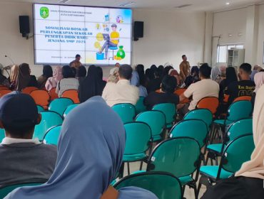 Rapat yang digelar di SMPN 1 Tenggarong bersama orang tua siswa. (Indirwan/Fairuzzabady/KutaiPanrita.id)