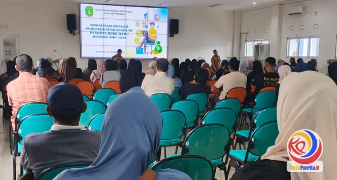 
 Rapat yang digelar di SMPN 1 Tenggarong bersama orang tua siswa. (Indirwan/Fairuzzabady/KutaiPanrita.id)