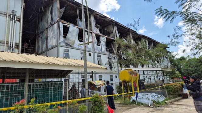 
 Kondisi Tower 14 Hunian Pekerja Konstruksi (HPK) IKN di Site 1A Nusa Indah pasca kebakaran, dengan lantai 3 dan 4 mengalami kerusakan signifikan. Garis polisi dipasang untuk mendukung investigasi. (Foto: Humas OIKN)