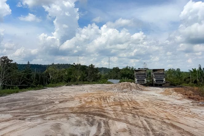 
 Area hutan lindung Bukit Tengkorak di Desa Sukomulyo, Kabupaten Penajam Paser Utara, Kalimantan Timur, tampak rusak akibat aktivitas tambang ilegal yang mengambil batu bara dan pasir. Foto diambil pada Senin, 29 September 2025.