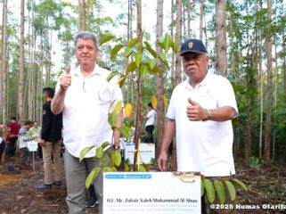 Dimulai dari kegiatan menanam, puluhan peserta agenda MIF mengunjungi berbagai infrastruktur penting IKN, seperti Rusun ASN 1, Istana Negara, dan Kantor Kemenko 3, di KIPP Nusantara, Jumat (10/10/2025). Agenda ini juga diisi dengan penjajakan peluang investasi dan kerja sama, dari pengusaha lokal hingga internasional pembangunan IKN ke depan.
