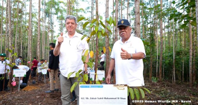 
 Dimulai dari kegiatan menanam, puluhan peserta agenda MIF mengunjungi berbagai infrastruktur penting IKN, seperti Rusun ASN 1, Istana Negara, dan Kantor Kemenko 3, di KIPP Nusantara, Jumat (10/10/2025). Agenda ini juga diisi dengan penjajakan peluang investasi dan kerja sama, dari pengusaha lokal hingga internasional pembangunan IKN ke depan.