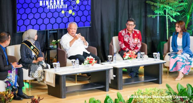 
 Otorita Ibu Kota Nusantara (IKN) bersama TVRI Kalimantan Timur menayangkan dua sesi serial acara, yaitu ‘Publika’ dan ‘Bincang Perspektif’ di Kantor Balai Kota Otorita IKN, KIPP Nusantara, Selasa (21/10/2025). Dihadiri oleh Plt. Deputi Bidang Sarana dan Prasana, Danis Hidayat Sumadilaga, acara Publika menghadirkan narasi strategi pembangunan tahap II Nusantara. Sementara itu, ‘Bincang Perspektif’ dengan tema memperingati Sumpah Pemuda menghadirkan tiga narasumber, yaitu Kepala Otorita IKN, Basuki Hadimuljono, Analis Kebijakan Bidang Pengembangan Pemuda Dispora Kaltim, Rusmulyadi, dan Duta Baca Kaltim, Amira Syafana.