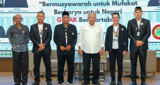
 Kepala Otorita Ibu Kota Nusantara (IKN), Basuki Hadimuljono, berfoto bersama para pengurus Gerakan Pemuda Asli Kalimantan (GEPAK) usai peringatan HUT ke-24 GEPAK yang digelar di Ruang Serbaguna Kemenko 3, Kawasan Inti Pusat Pemerintahan (KIPP) Nusantara, Kamis (23/10/2025).
