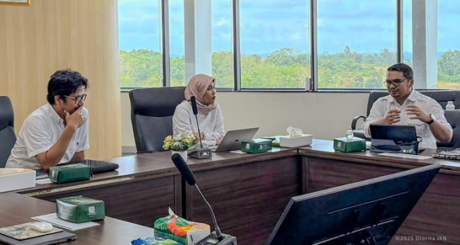 
 Direktur Perencanaan Mikro Otorita IKN, Mirwansyah Prawiranegara (kanan) bersama Deputi Bidang Perencanaan dan Pertanahan Otorita IKN, Mia Amalia (tengah) dan Deputi Bidang Transformasi Hijau dan Digital Otorita IKN, Agung Indrajit (kiri) mendiskusikan implementasi NusaPadu di Kantor Otorita IKN.