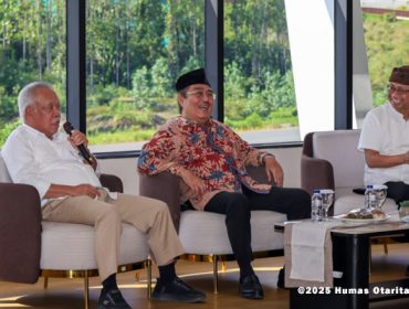 Otorita IKN menandatangani nota kesepahaman pendampingan bersama Jimly School of Law and Government guna mempersiapkan diri menuju pembentukan Pemerintah Daerah Khusus di Ibu Kota Nusantara, Selasa (7/10/2025). Kegiatan ini turut diisi dengan kuliah umum oleh Prof. Dr. Jimly Asshiddiqie, S.H., dengan Rektor Universitas Balikpapan, Dr. Ir. Isradi Zainal, sebagai moderator.