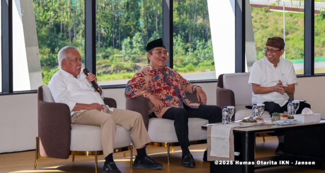 
 Otorita IKN menandatangani nota kesepahaman pendampingan bersama Jimly School of Law and Government guna mempersiapkan diri menuju pembentukan Pemerintah Daerah Khusus di Ibu Kota Nusantara, Selasa (7/10/2025). Kegiatan ini turut diisi dengan kuliah umum oleh Prof. Dr. Jimly Asshiddiqie, S.H., dengan Rektor Universitas Balikpapan, Dr. Ir. Isradi Zainal, sebagai moderator.