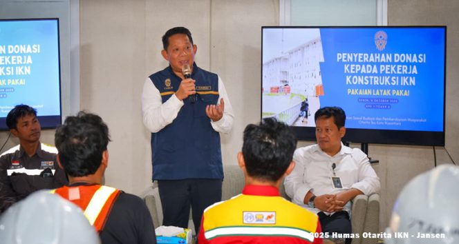 
 Otorita Ibu Kota Nusantara (IKN) menyerahkan bantuan pakaian layak pakai kepada para pekerja yang terdampak kebakaran di Hunian Pekerja Konstruksi (HPK) Site 1A Tower Nusa Indah di HPK 1 IKN pada Senin (06/10/2025).