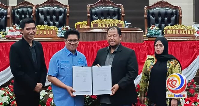 
 Wakil Ketua I DPRD Kukar Abdul Rasid, didampingi Wakil Ketua II Junadi dan Wakil Ketua III Aini Farida, menyerahkan surat hasil kesepakatan sidang paripurna kepada Wakil Bupati Kukar Rendi Solihin di Ruang Sidang Utama DPRD Kukar, Selasa (30/9/2025) malam. (Muhammad Zailany/Fairuzzabady/KutaiPanrita.id)