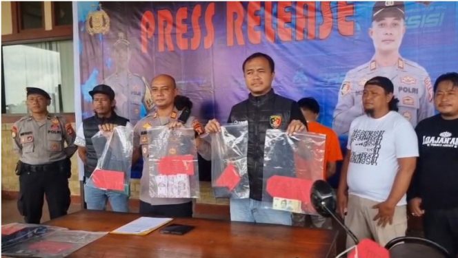 
 Kapolsek Loa Janan AKP Abdillah Dalimunthe bersama tim menunjukkan barang bukti hasil sitaan dari para pelaku. (Axel R/Fairuzzabady/KutaiPanrita.id)