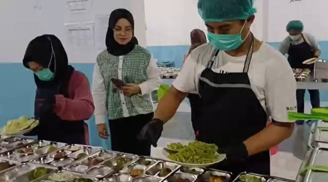 
 Petugas menyiapkan makanan bergizi gratis untuk siswa penerima manfaat di Samarinda. Pemerintah Kota Samarinda memperketat pengawasan kualitas bahan baku dan proses distribusi guna memastikan program berjalan aman dan sesuai standar. (Hendrikus Gantur/ Fairuzzabady/KutaiPanrita.id)