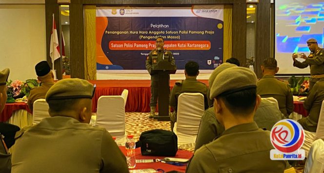 
 Kepala Satpol PP Kukar, Arfan Boma, menyampaikan sambutan pada pembukaan pelatihan penanganan huru-hara. (Fairuzzabady/KutaiPanrita.id)